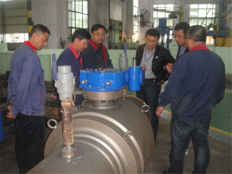 客商(右2、3)在总装车间考察