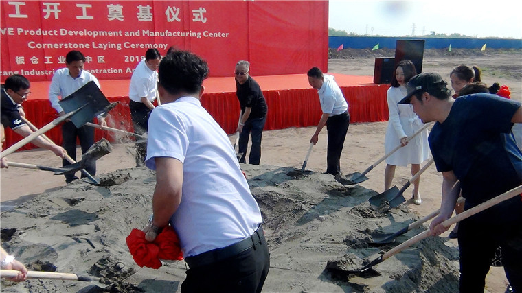 领导和嘉宾培土