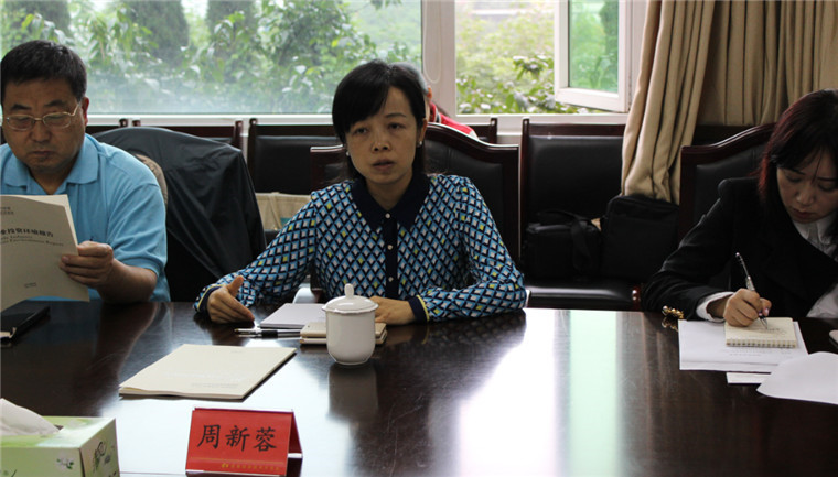 省商务厅外资管理处副处长周新荣